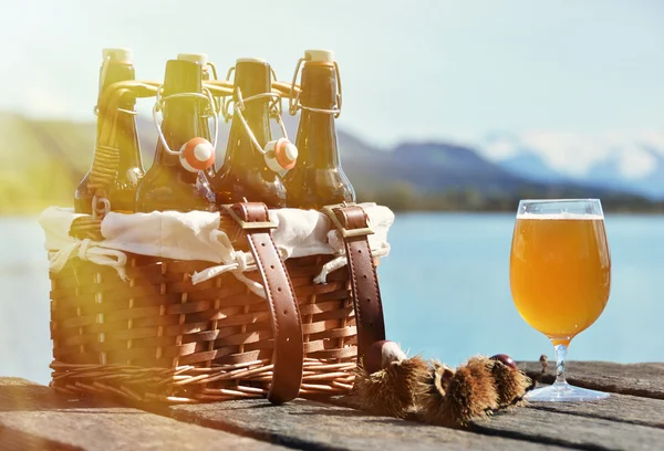 Botellas de cerveza en cesta vintage —  Fotos de Stock