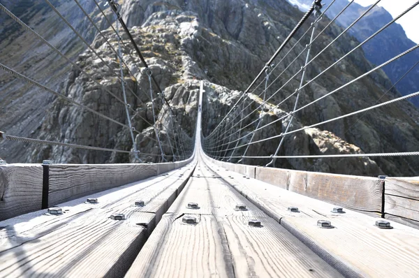 绳桥跨的悬崖 — 图库照片