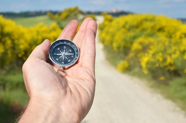 Kompass i mans hand — Stockfoto