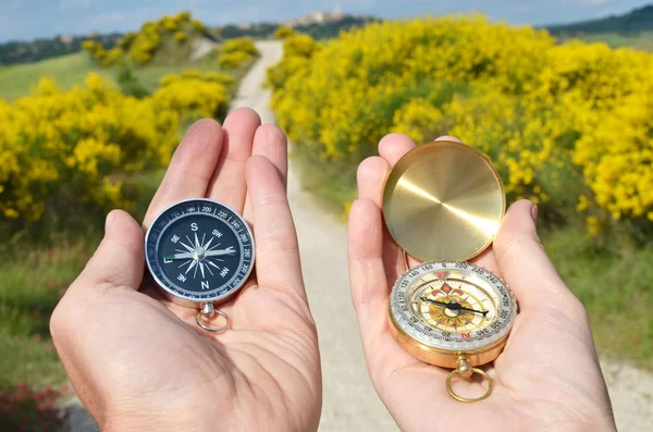 Dwa kompasy w ręce — Zdjęcie stockowe