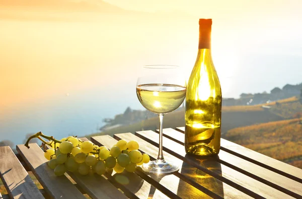 Lavaux şarap masada — Stok fotoğraf