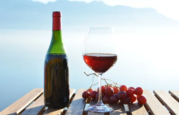 Вино Лаво на столе — стоковое фото