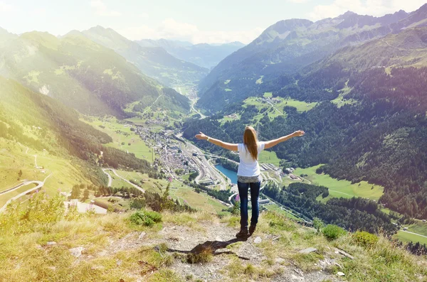 Chica disfrutando del paisaje alpino en Gotthard pass — Foto de Stock
