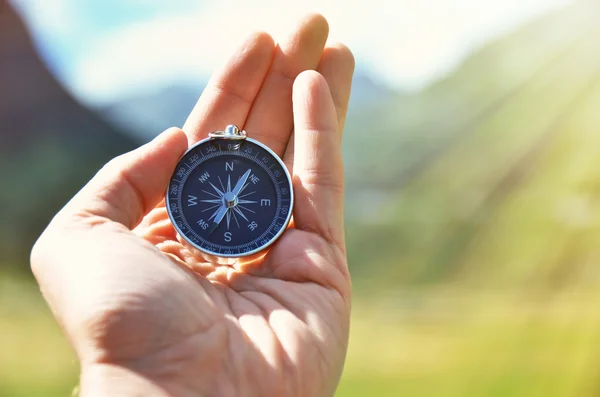 Compass in traveler hand — Stock Photo, Image