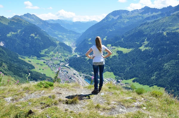 Menina desfrutando paisagem alpina — Fotografia de Stock