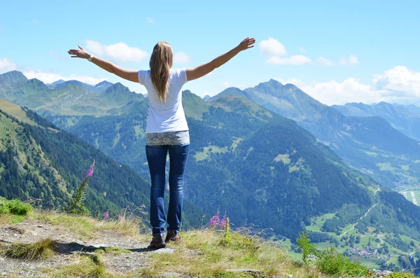 Menina desfrutando paisagem alpina — Fotografia de Stock