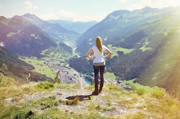 Flicka njuter alpint landskap — Stockfoto