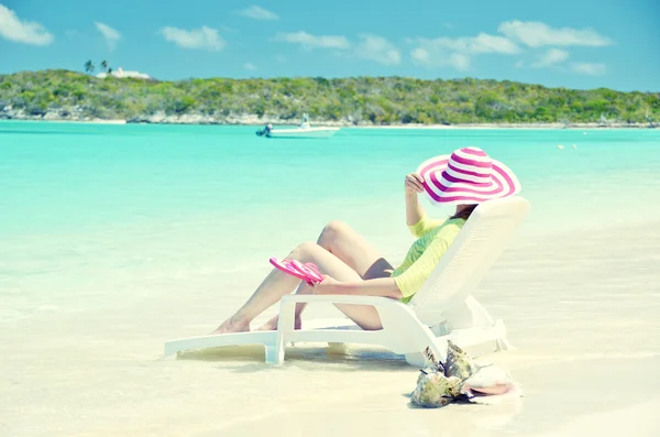 Jenta på stranden i Exuma. – stockfoto