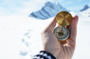 Karlı dağlara karşı pusula elinde
