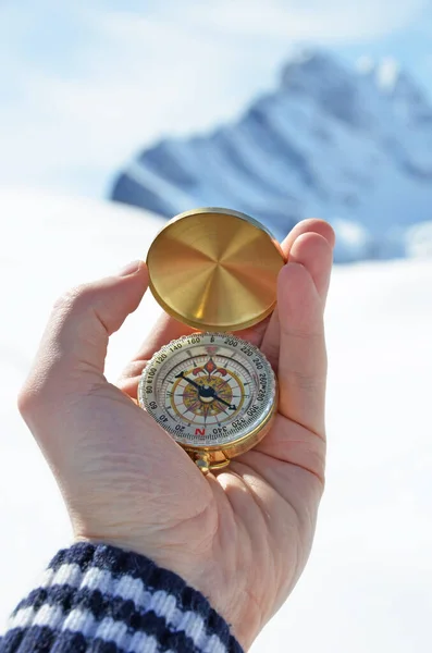 Kompass Der Hand Gegen Verschneite Berge lizenzfreie Stockbilder
