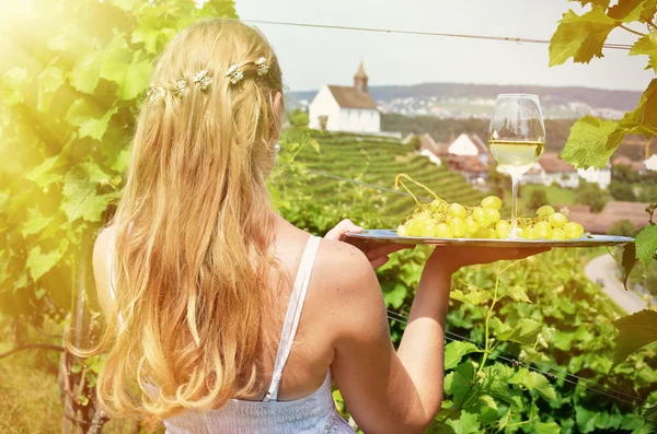 Девушка с вином и виноградом — стоковое фото