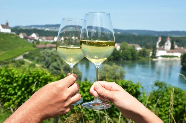 Due bicchieri di vino nelle mani — Foto Stock