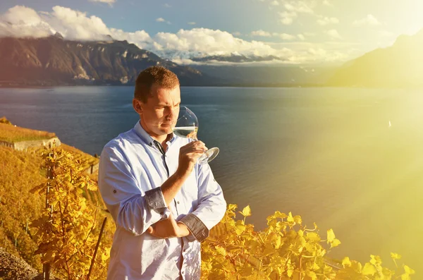 Man holding a glass of wine — Stock Photo, Image