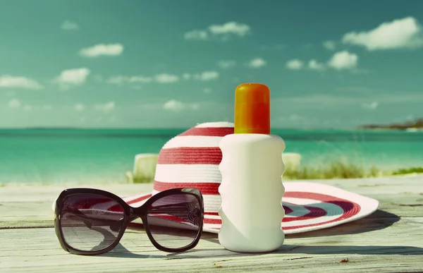 Hat, sunglasses and sun lotion — Stock Photo, Image