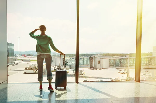 Chica en el aeropuerto —  Fotos de Stock