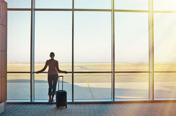 Fille à l'aéroport — Photo