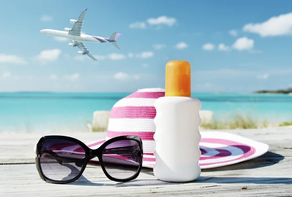 Hat, sunglasses and sun lotion — Stock Photo, Image