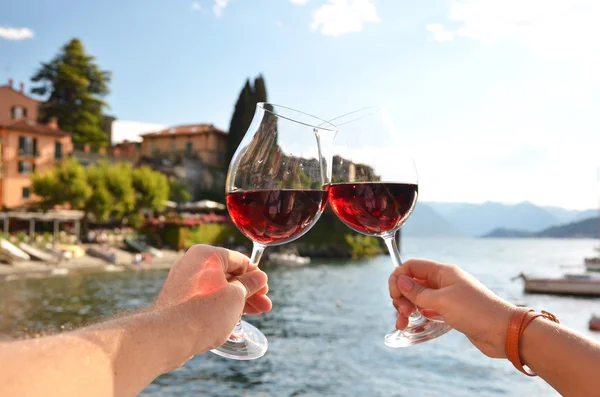 Два бокала вина в руках — стоковое фото