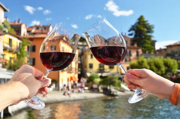 Due bicchieri di vino nelle mani — Foto Stock