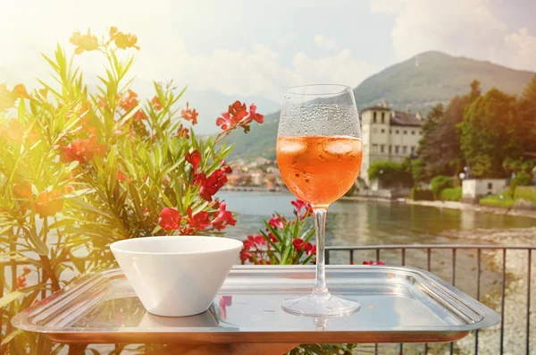 Italienska spritz cocktail mot Comosjön — Stockfoto