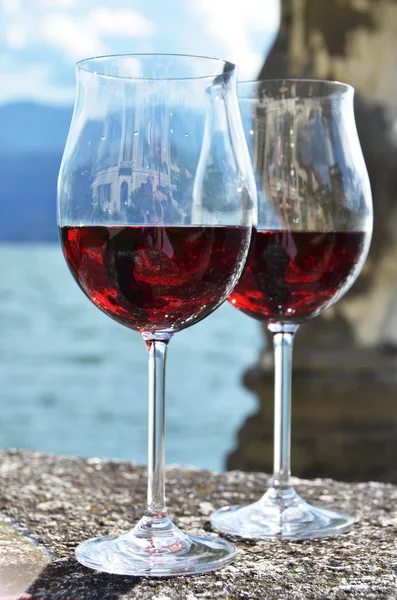 Two wineglasses against lake Como — Stock Photo, Image