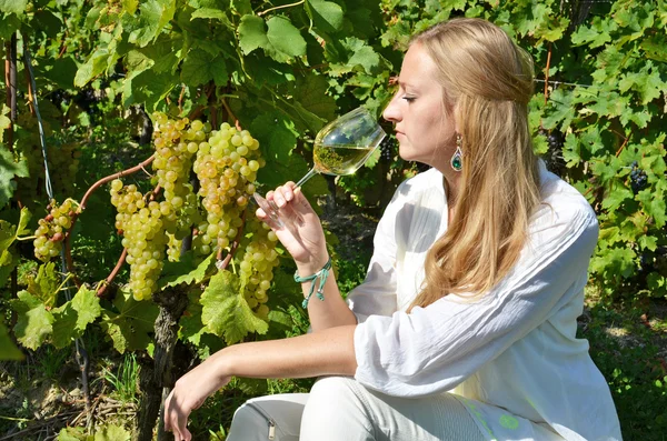 Mujer degustación de vino en Suiza — Foto de Stock