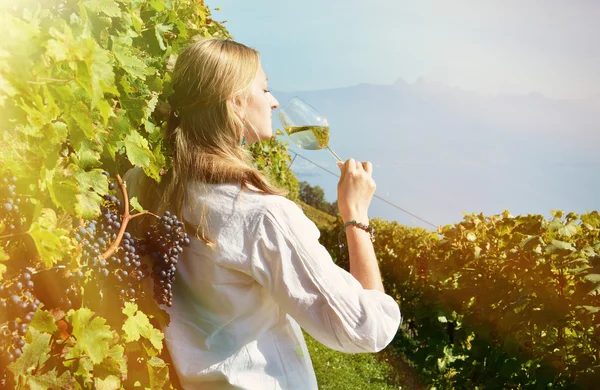 Vrouw proeverij wijn in Zwitserland — Stockfoto