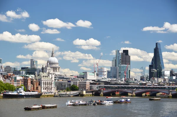 Londres a través del río Támesis —  Fotos de Stock