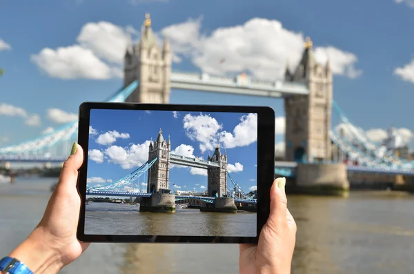 Tower bridge na tabletu — Stock fotografie