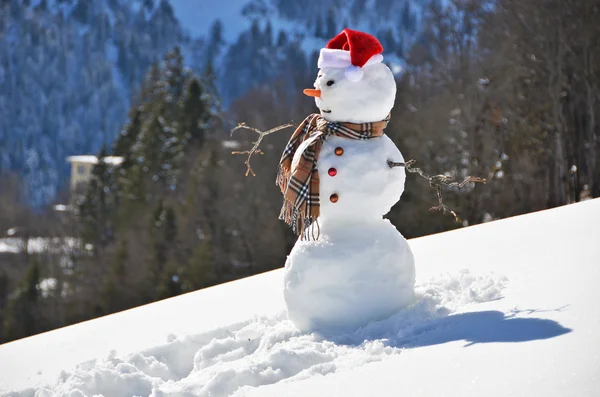 Pupazzo di neve contro panorama alpino — Foto Stock