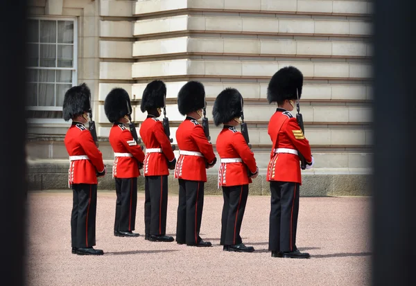Guardias reales británicos cerca del Palacio de Buckingham —  Fotos de Stock