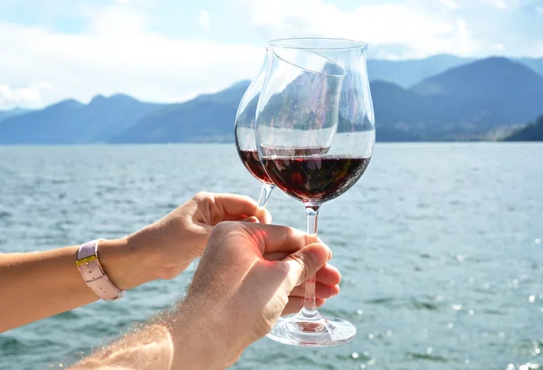 Deux verres à vin dans les mains — Photo