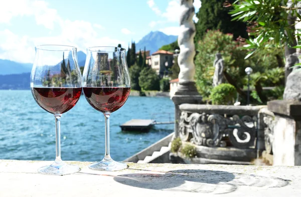 Two wineglasses at  lake Como — Stock Photo, Image