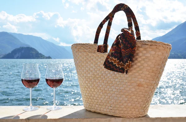 Basket bag and wineglasses. — Stock Photo, Image