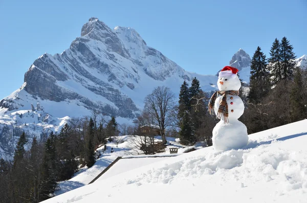 Sneeuwpop tegen Alpenpanorama. — Stok fotoğraf