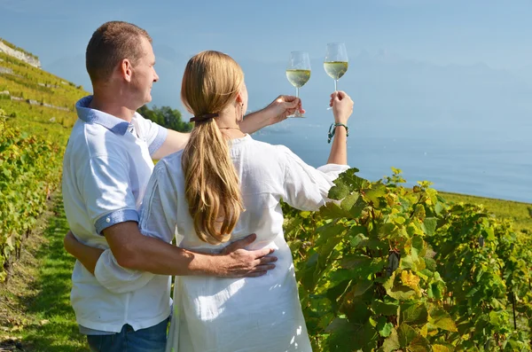 Couple with glasses  in Lavaux — Stock Photo, Image