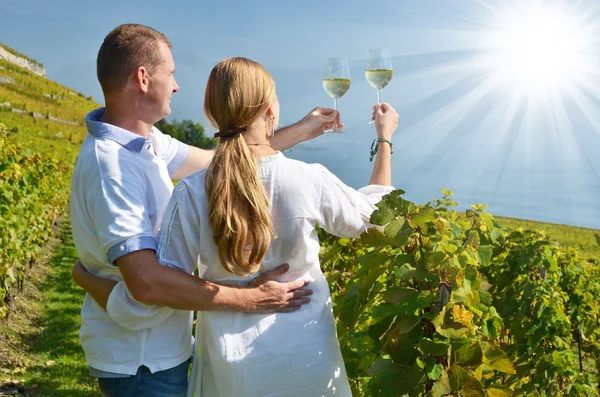 Couple with glasses in Lavaux — Stock Photo, Image