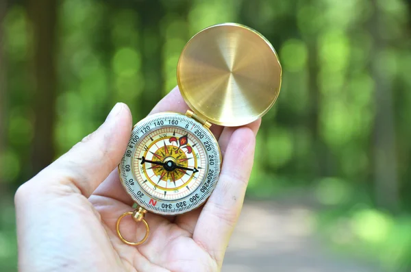 Man met kompas — Stockfoto