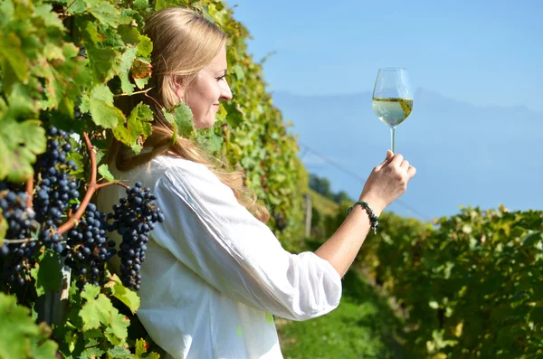 Ragazza degustazione di vino in Svizzera — Foto Stock