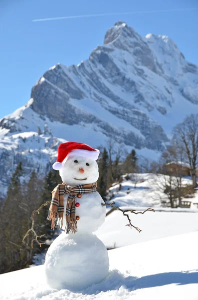 Muñeco de nieve contra panorama alpino —  Fotos de Stock