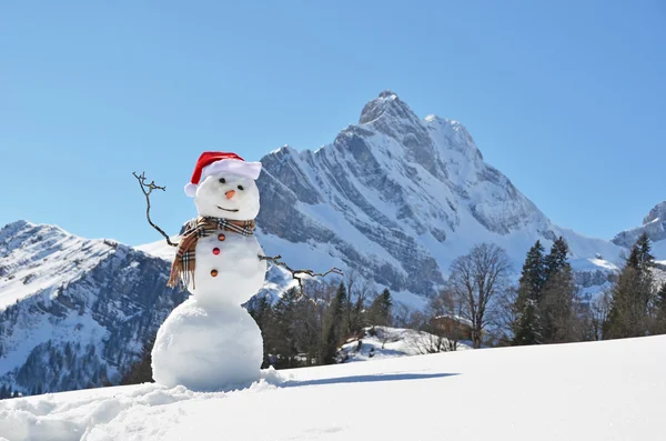 Снеговик против альпийской панорамы — стоковое фото