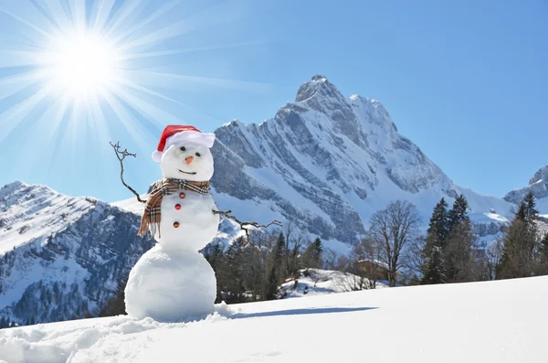 Pupazzo di neve contro panorama alpino — Foto Stock