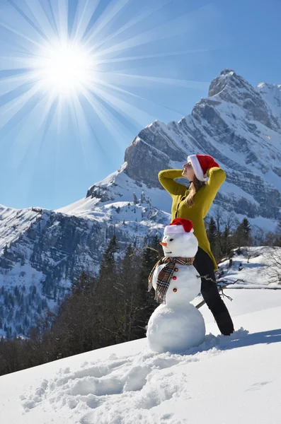 Ragazza decorare un pupazzo di neve — Foto Stock