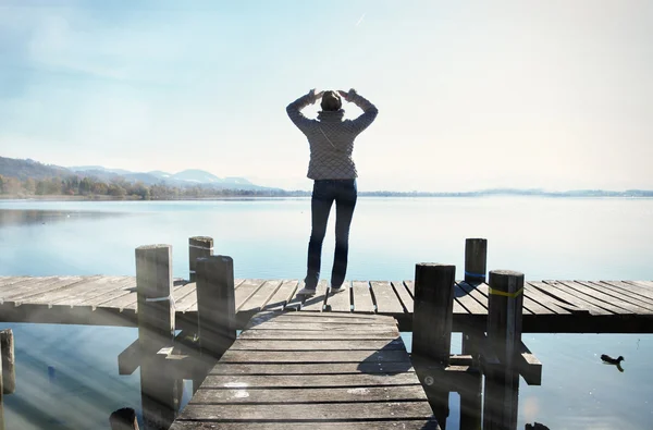 Chica en embarcadero. Suiza — Foto de Stock