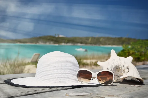 Şapka ve güneş gözlüğü iskele üzerinde — Stok fotoğraf