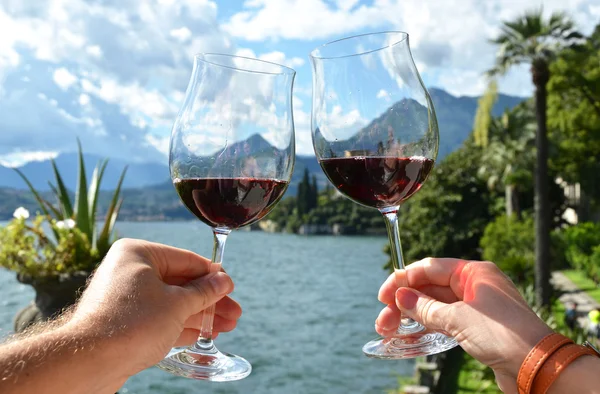 Twee wijnglazen in handen — Stockfoto