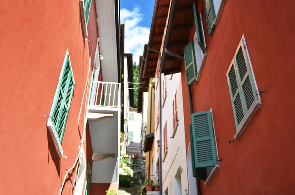 Smalle straat van Varenna stad — Stockfoto