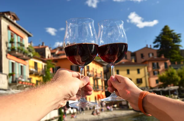 Gafas de vino en las manos . — Foto de Stock