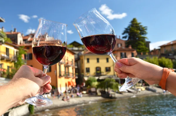 Two wineglasses in  hands. — Stock Photo, Image