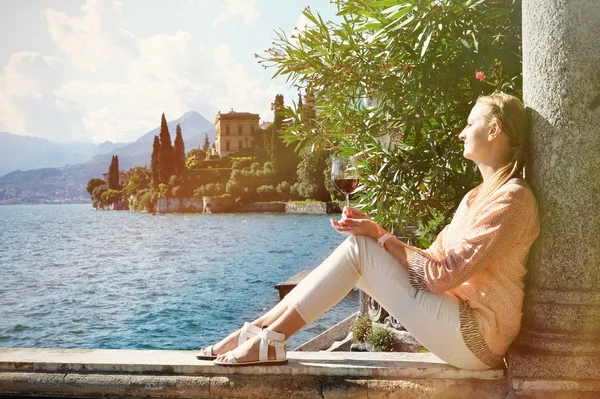 Ragazza con bicchiere di vino al lago di Como — Foto Stock